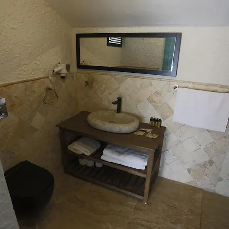 Glenn & Hotel Ayvacik (Canakkale)