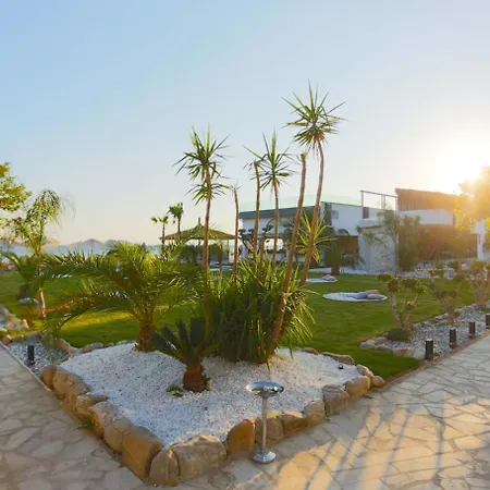 Glenn & Hotel Ayvacik (Canakkale)